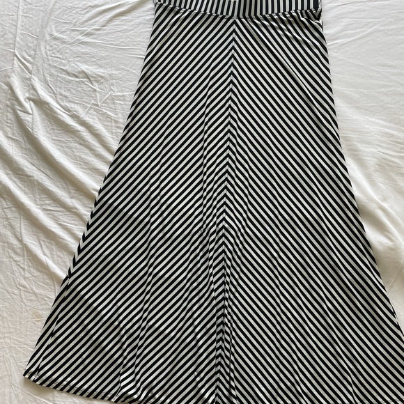 Komarov maxi skirt, fitted waistband, blk/wht stripe. poly/spandex blend XL - Picture 2 of 8